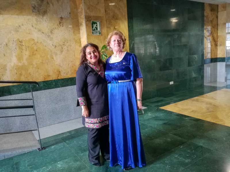 Josefina, Presidenta del coro de Churriana de la Vega con Vanessa Satur de Camerata Cantabile