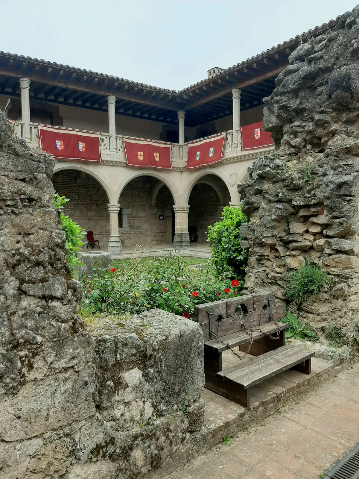 Castillo de La Adrada,  engalanado para el Mercado Medieval.